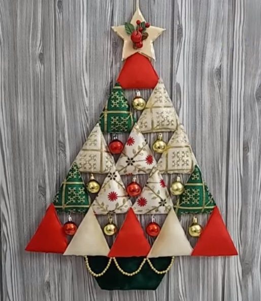 arbol de navidad de pared hecho con triangulos de tela 1