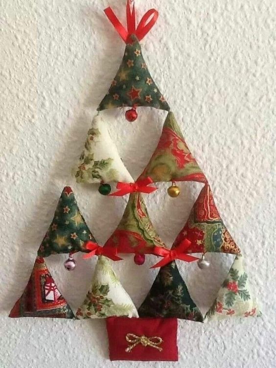 arbol de navidad de pared hecho con triangulos de tela 2