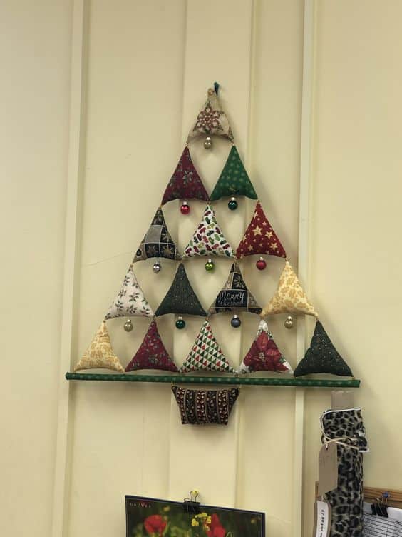 arbol de navidad de pared hecho con triangulos de tela 3