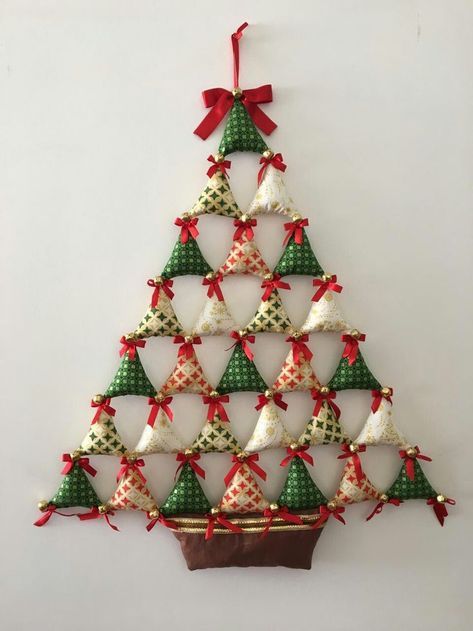 arbol de navidad de pared hecho con triangulos de tela 4