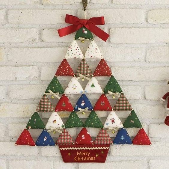 arbol de navidad de pared hecho con triangulos de tela 5