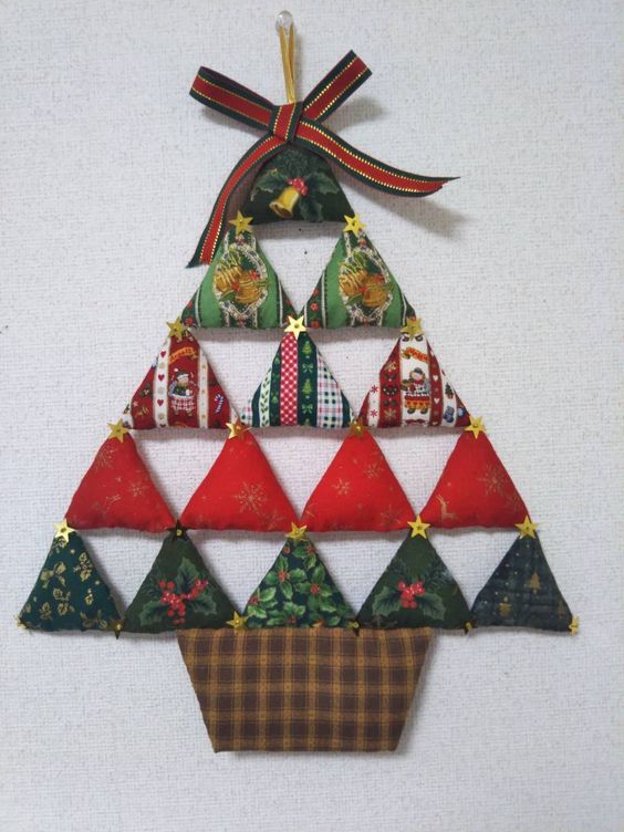 arbol de navidad de pared hecho con triangulos de tela 6