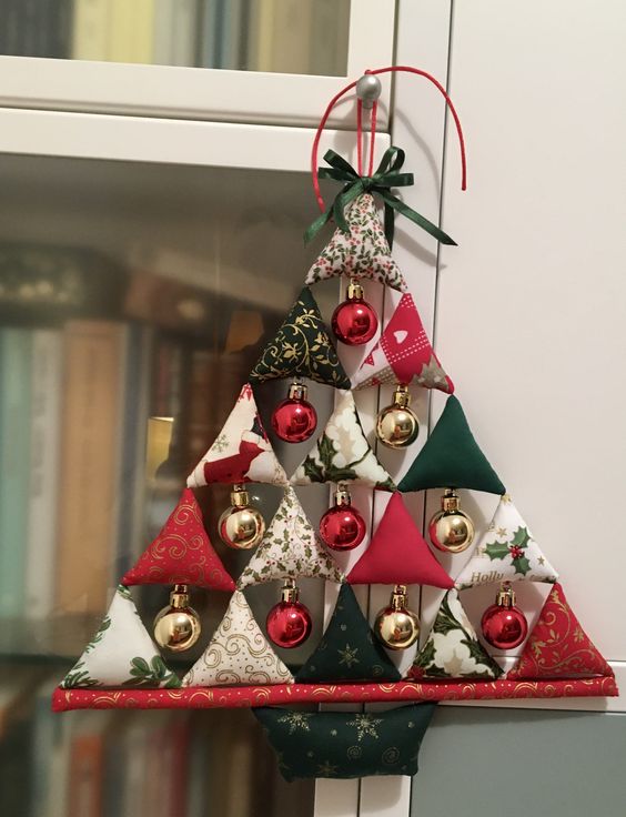 arbol de navidad de pared hecho con triangulos de tela 7