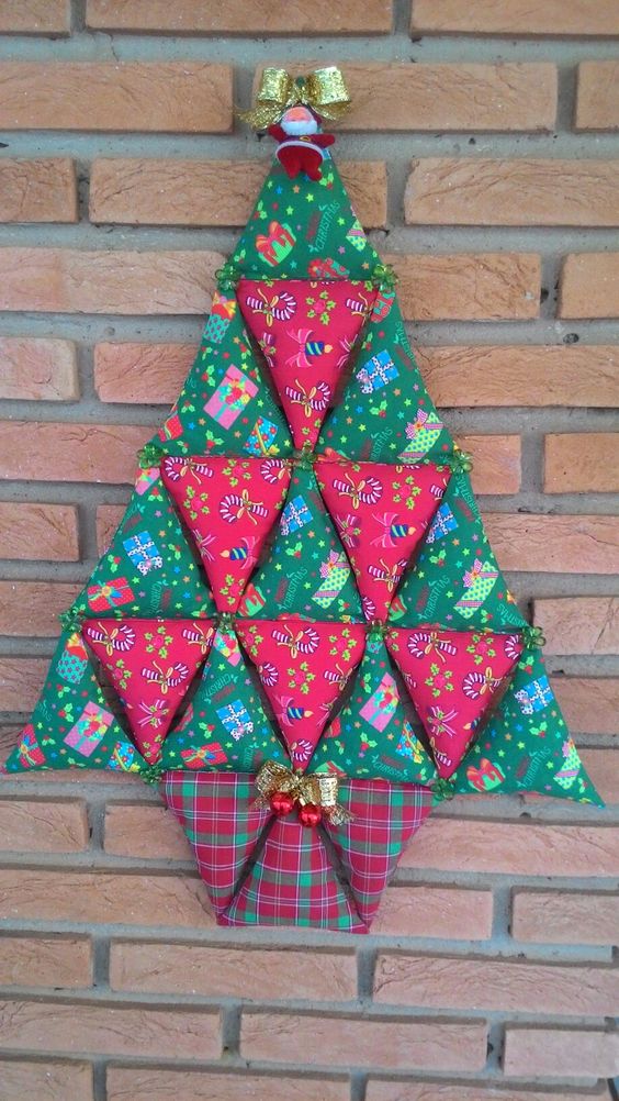 arbol de navidad de pared hecho con triangulos de tela 8