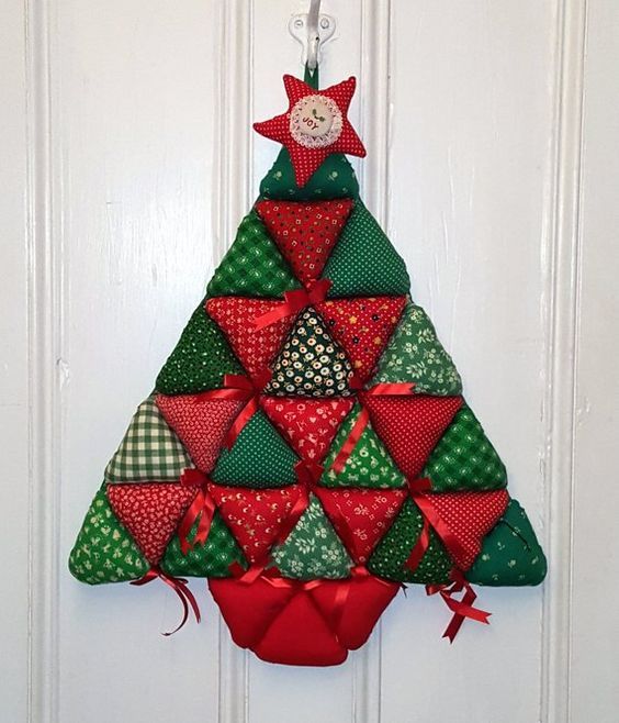 arbol de navidad de pared hecho con triangulos de tela