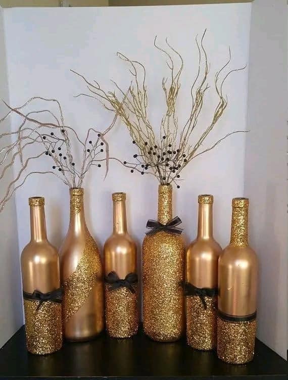 botellas pintadas de oro para usar en decoracion 1