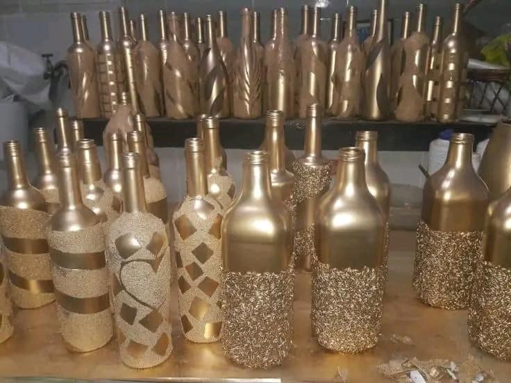 botellas pintadas de oro para usar en decoracion