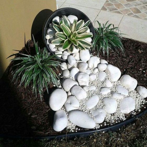Innova Plant - 🍃Diseño con piedras blancas 🍃 . Te presentamos una  excelente idea para decorar tu jardín con piedras, es barato y fácil de  instalar! A demás que la piedra blanca